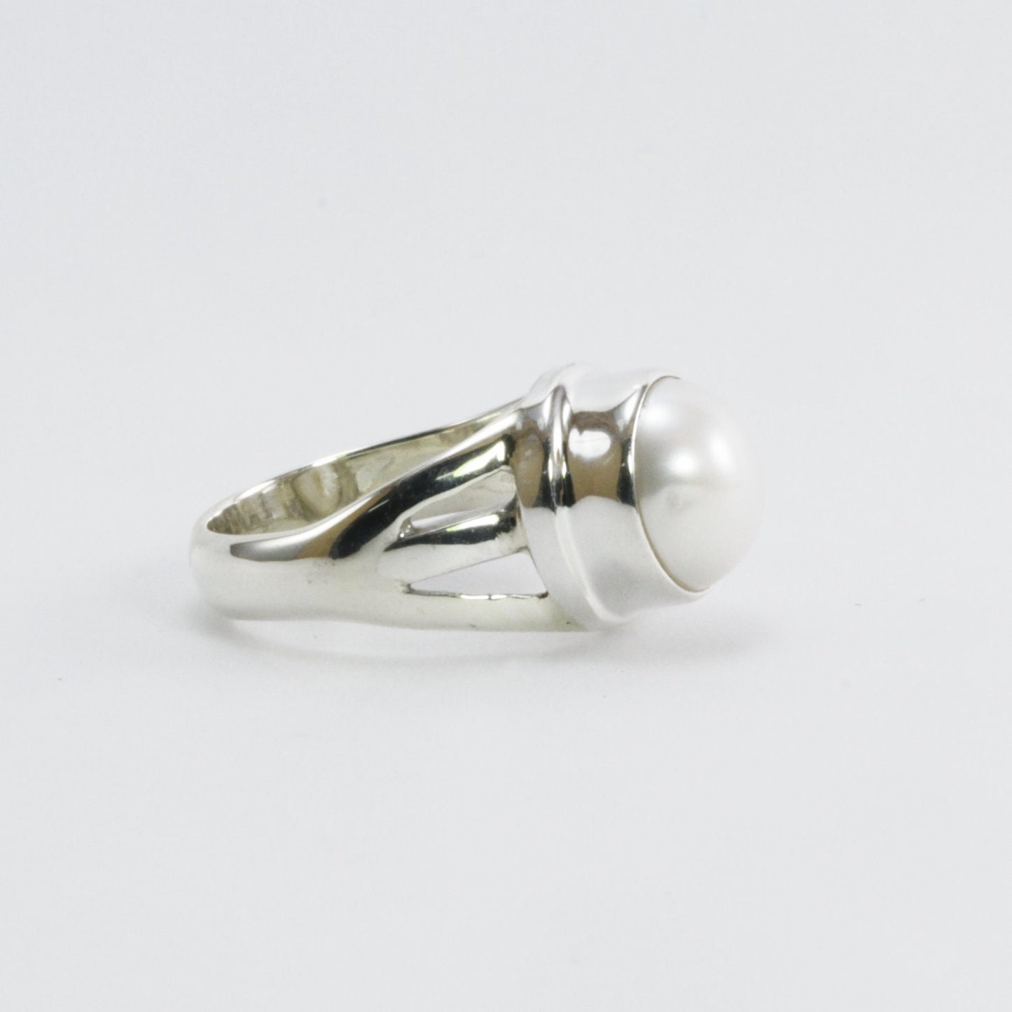 genuine pearl ring set in 925 sterling silver with split shank ring 10 mm round
