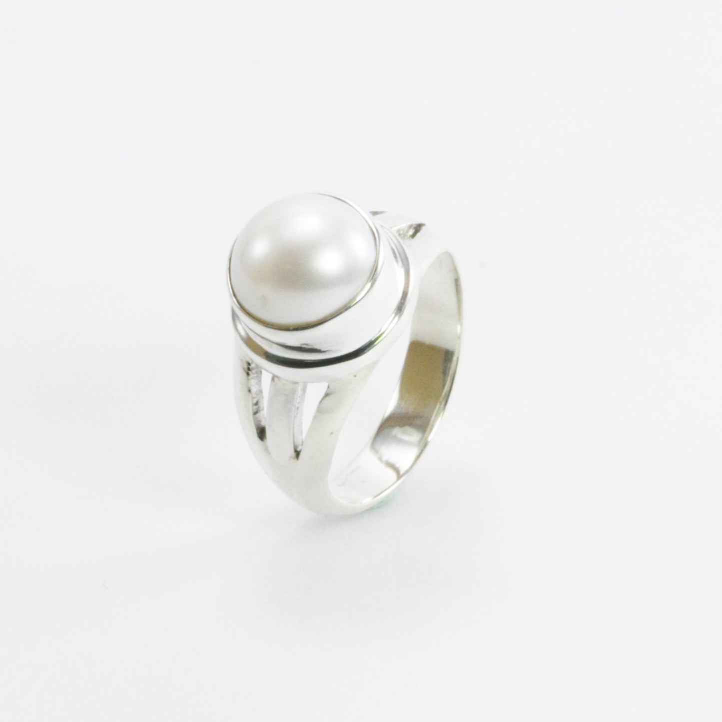 genuine pearl ring set in 925 sterling silver with split shank ring 10 mm round
