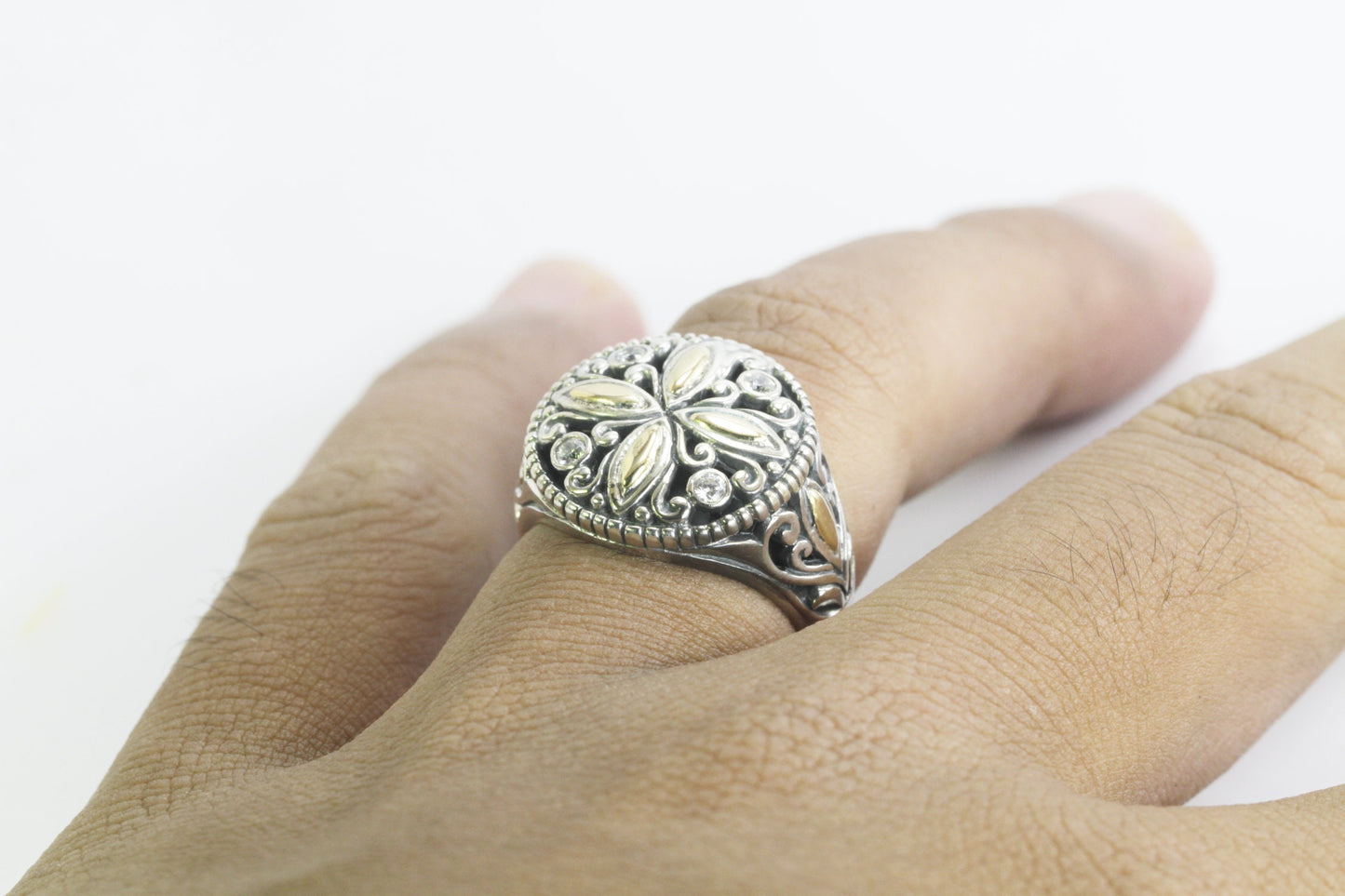 Beautiful silver daisy flower ring with genuine round white topaz decorated with 18k Real Gold set in 925 sterling silver