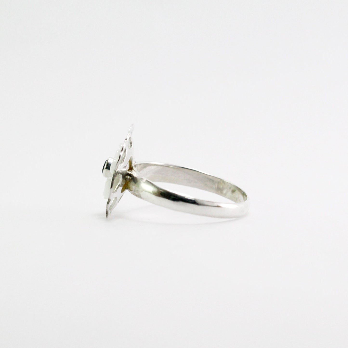 flower ring 925 sterling silver decorated with white shell and genuine blue topaz