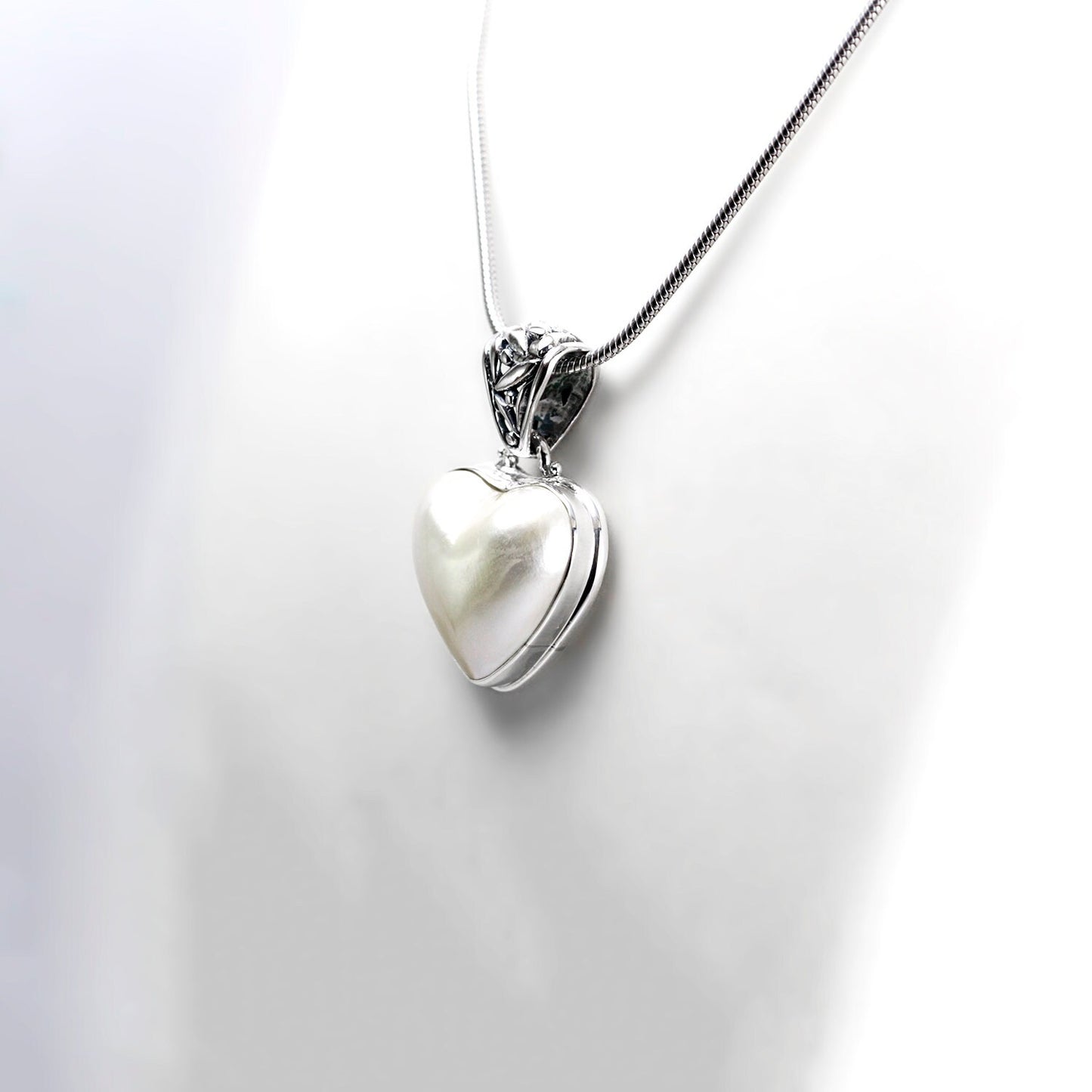 heart shape white Mabe pearl set in 925 sterling silver pendant necklace