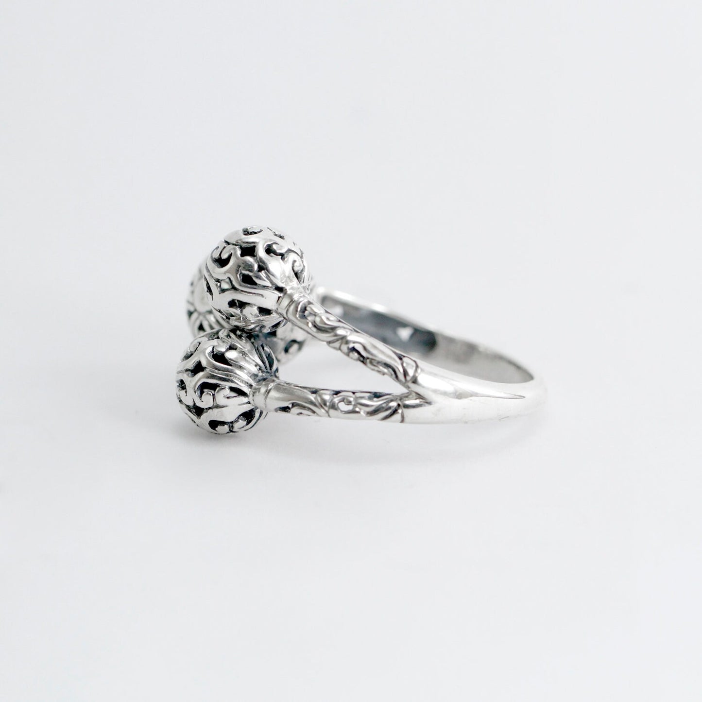 Bypass ring 925 sterling silver decorated with filigree ornament ball