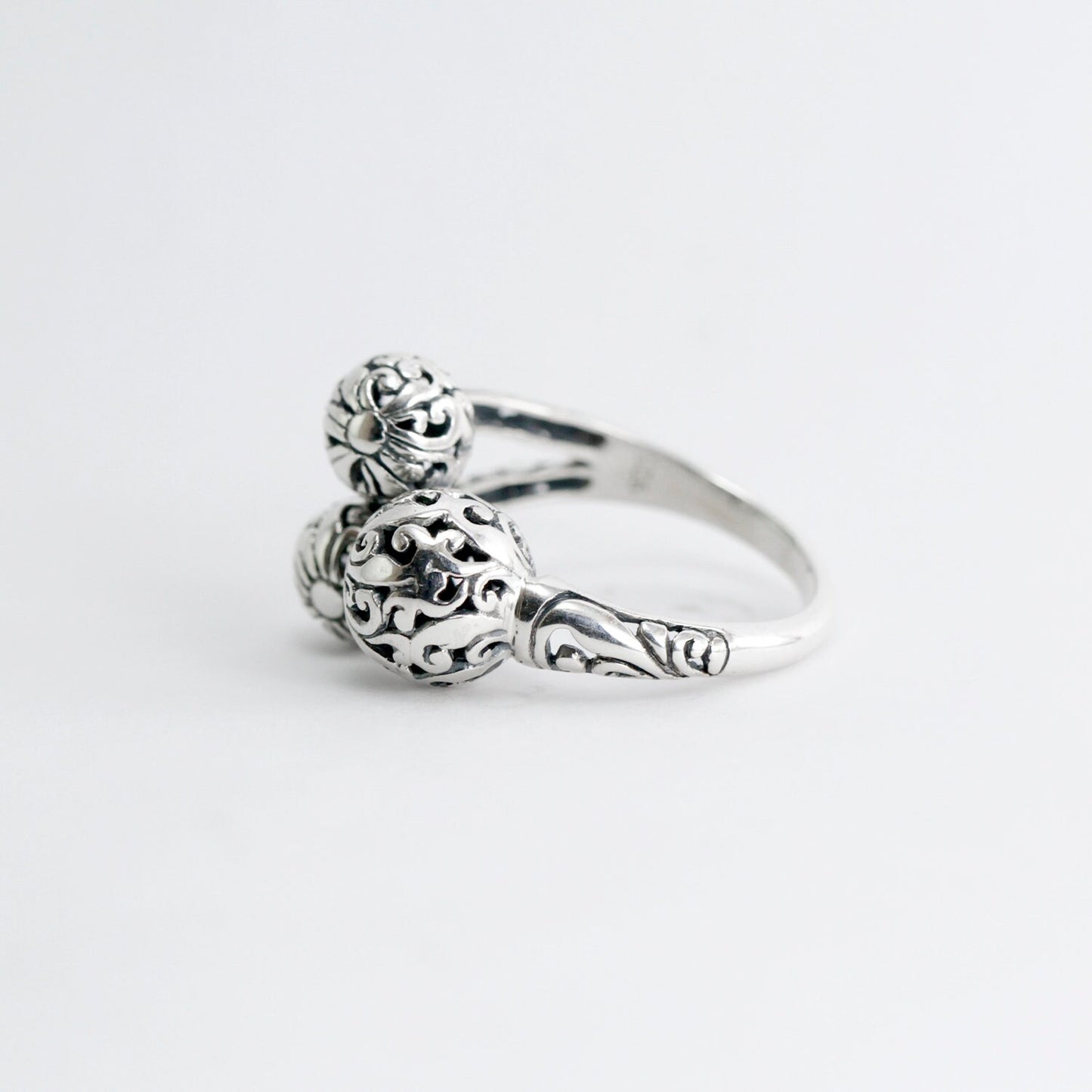 Bypass ring 925 sterling silver decorated with filigree ornament ball