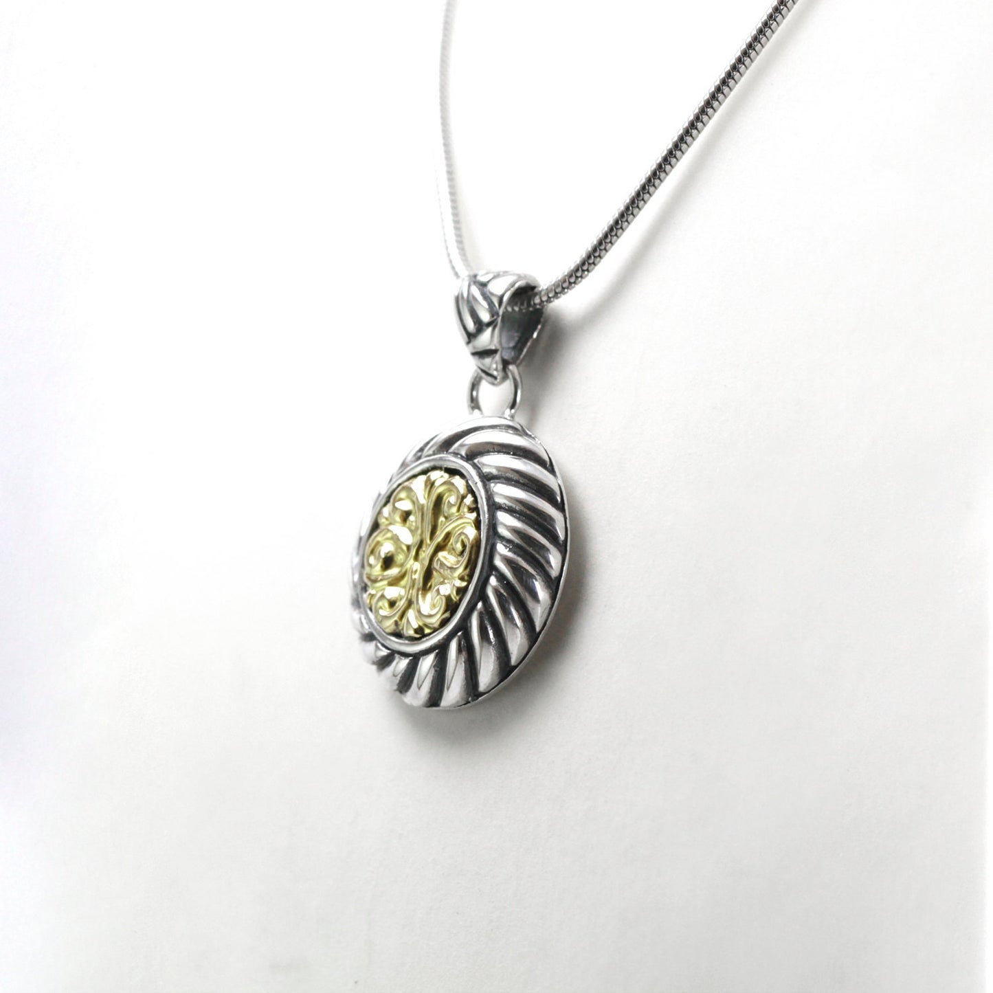 round pendant 925 sterling silver with 18K gold carving decorated with cable edge