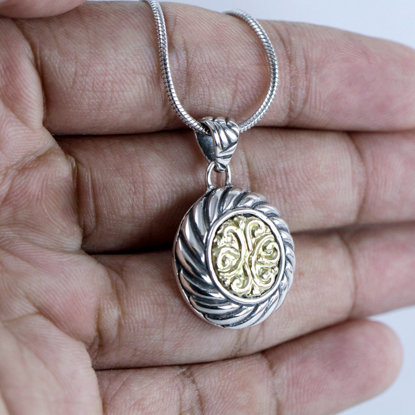 round pendant 925 sterling silver with 18K gold carving decorated with cable edge