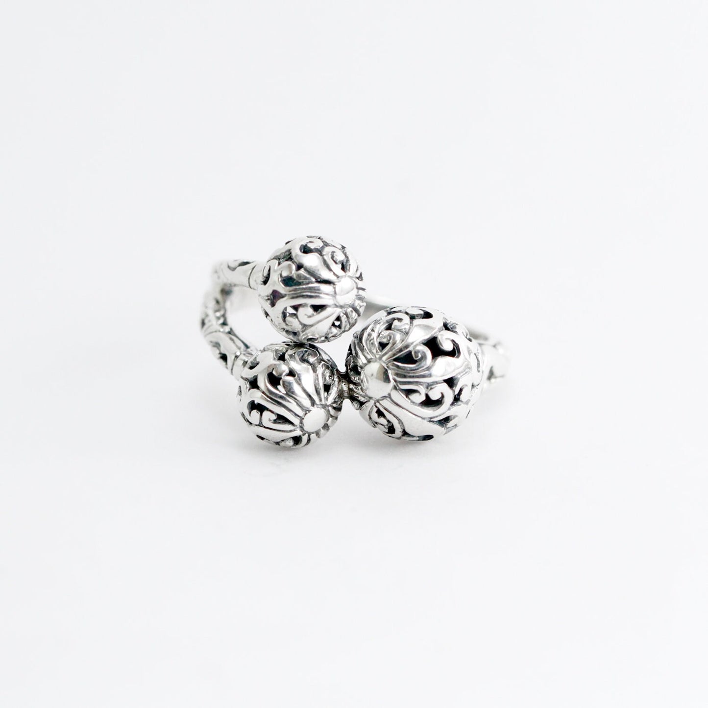 Bypass ring 925 sterling silver decorated with filigree ornament ball