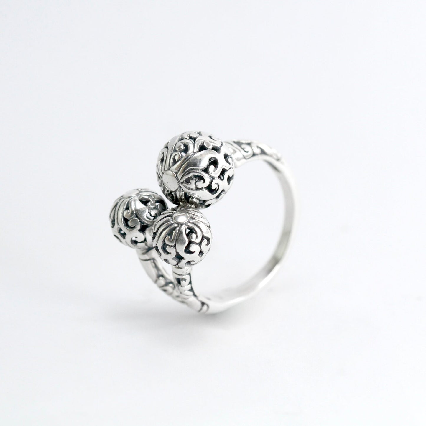 Bypass ring 925 sterling silver decorated with filigree ornament ball