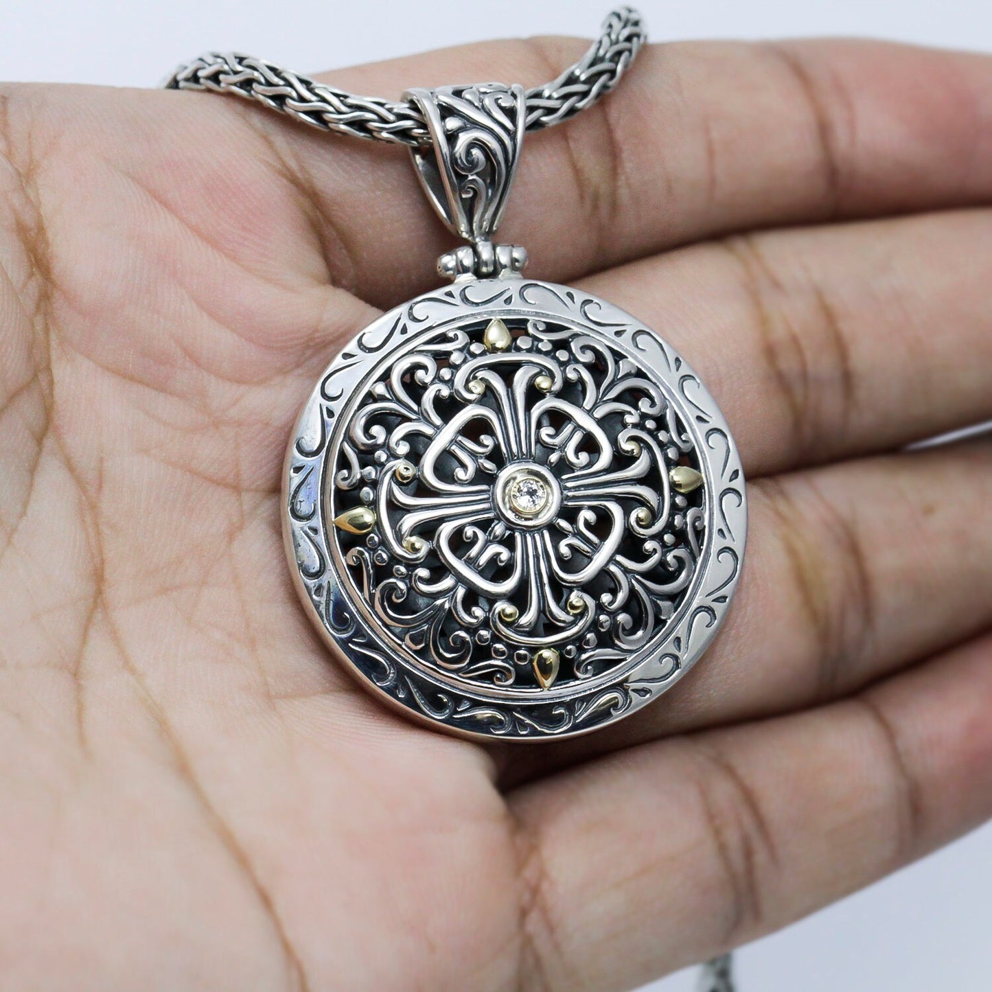 Round pendant 925 sterling silver with filigree ornament decorated with 18K real Gold