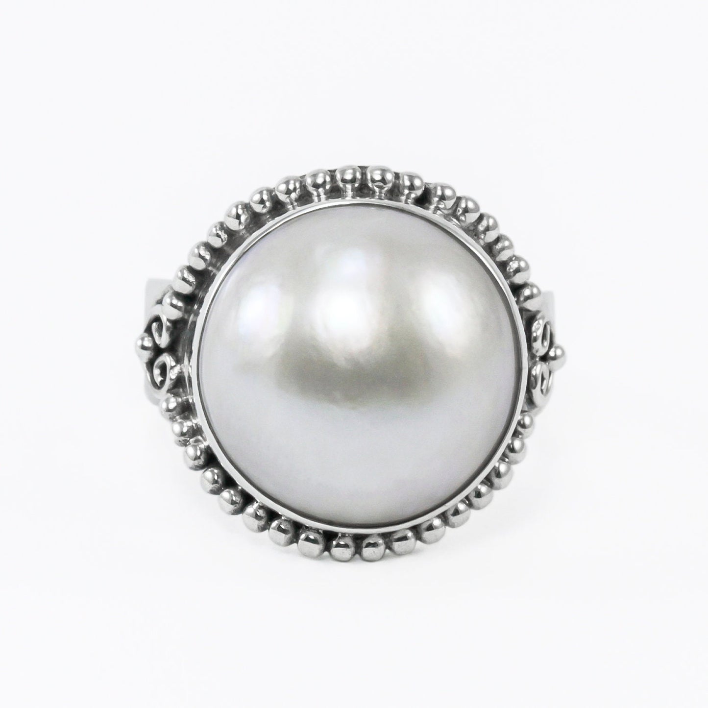 White mabe pearl ring set in 925 sterling silver decorated with dot ornament