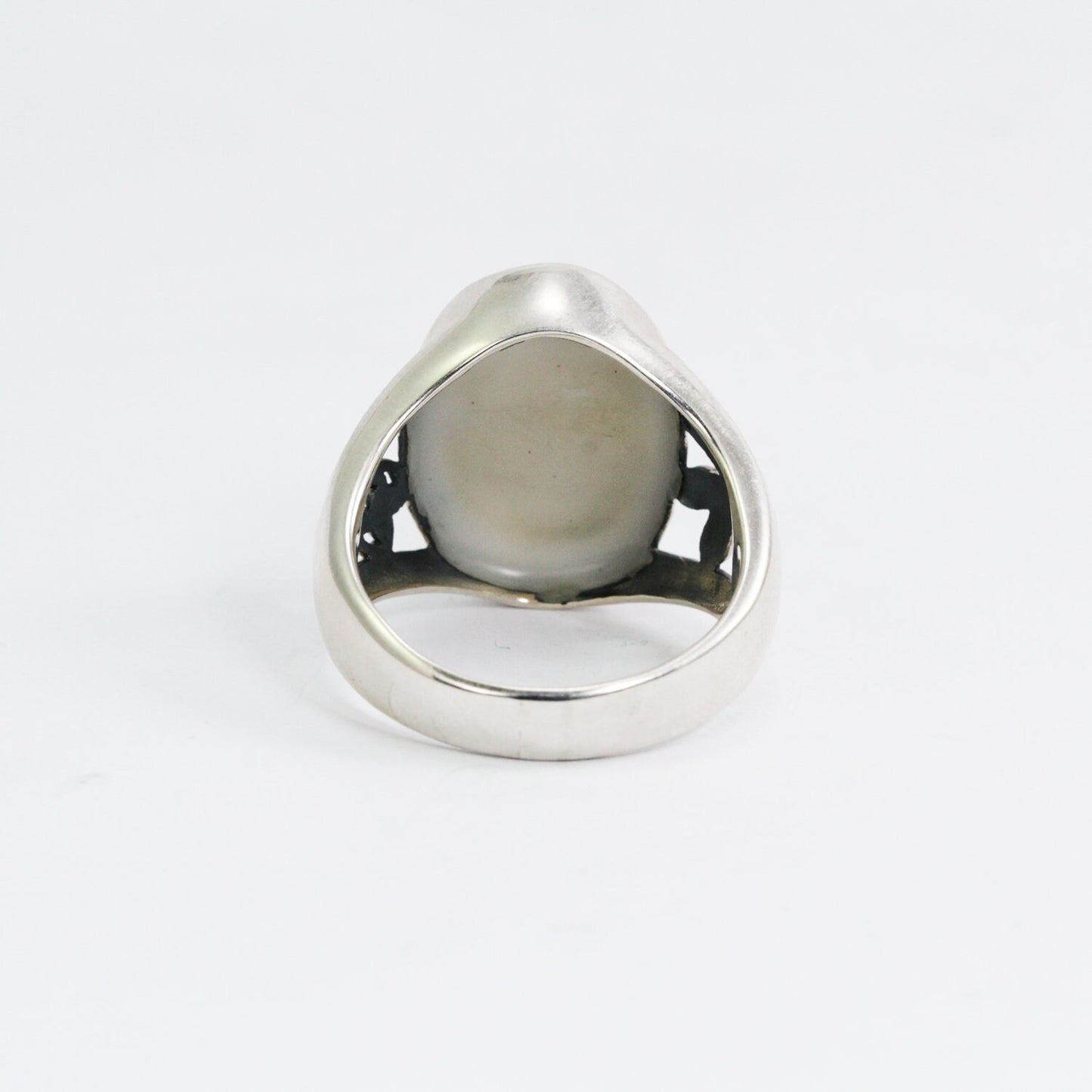 Dragonfly ring with genuine white shell decorated with dragonfly ornament