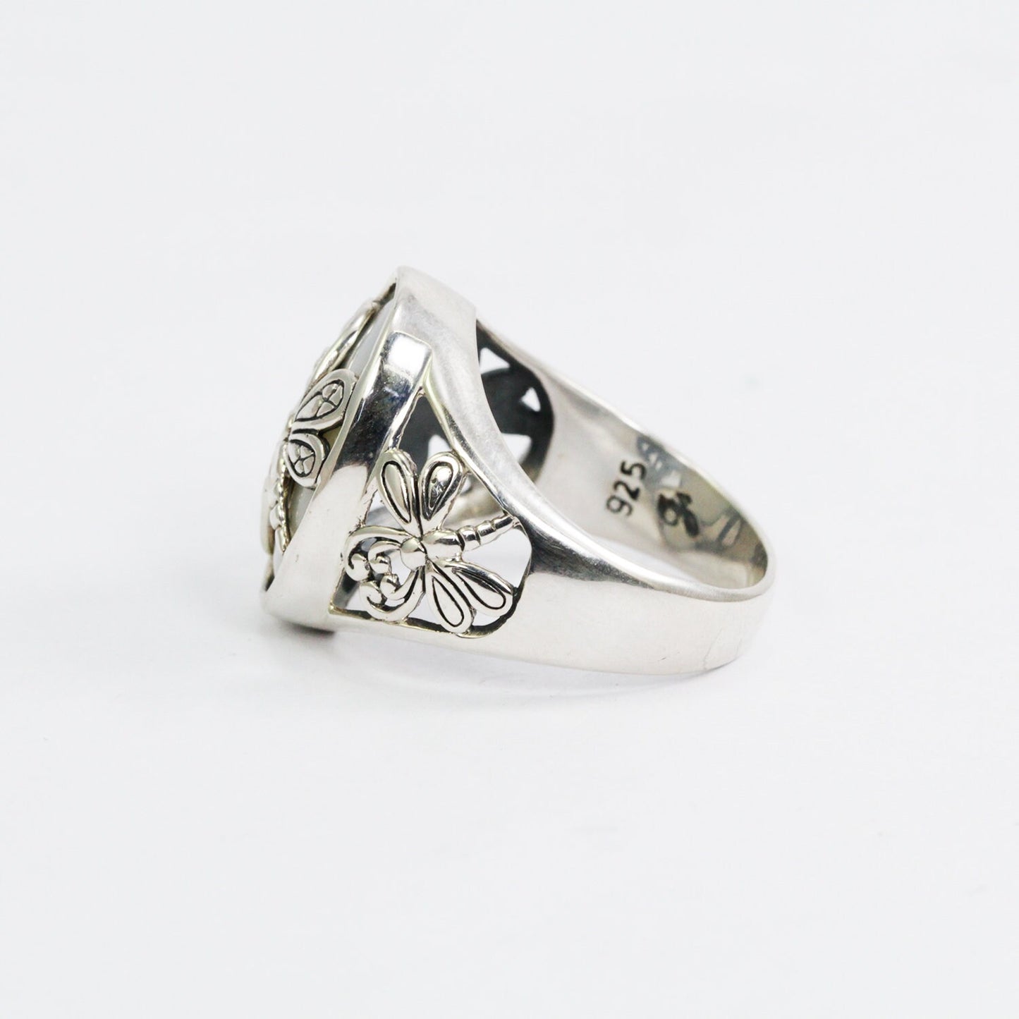 Dragonfly ring with genuine white shell decorated with dragonfly ornament