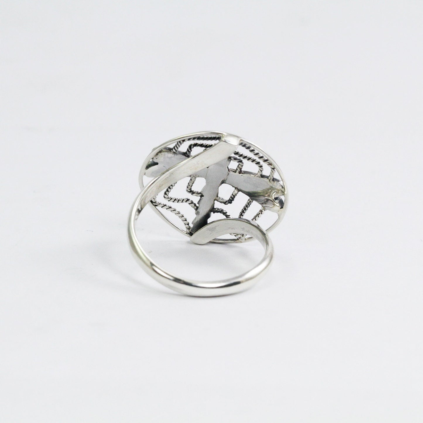 Spiderweb ring 925 sterling silver decorated with dragonfly ornament and white shell