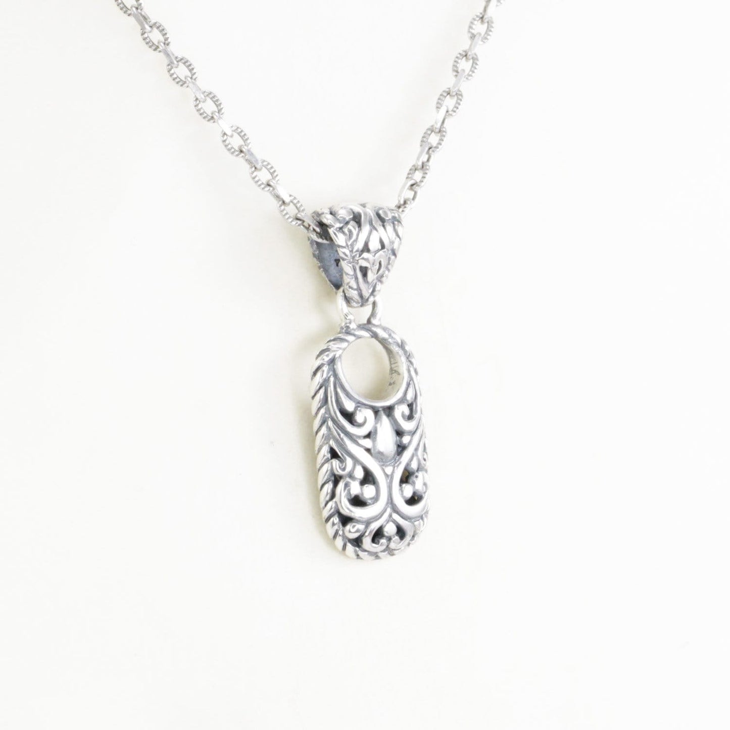 925 sterling silver pendant decorated with filigree ornament front and back