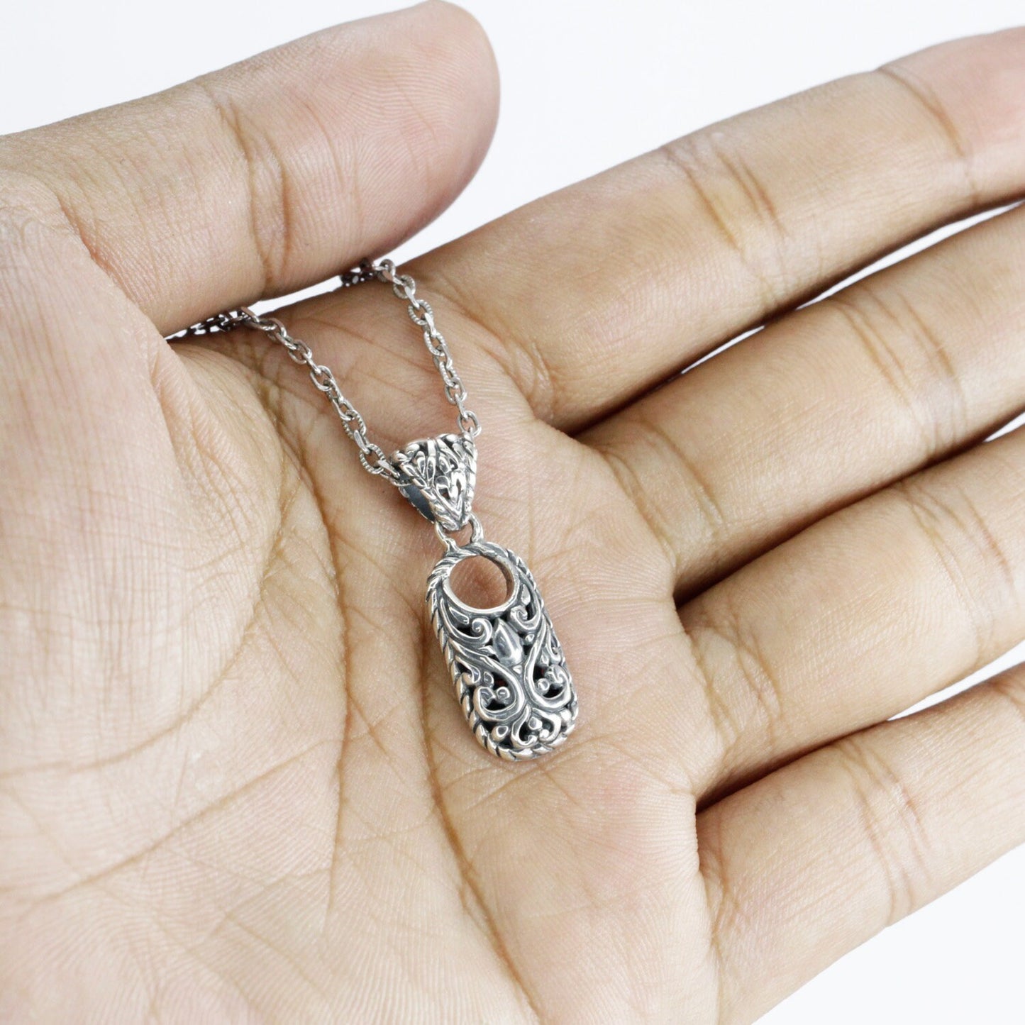 925 sterling silver pendant decorated with filigree ornament front and back