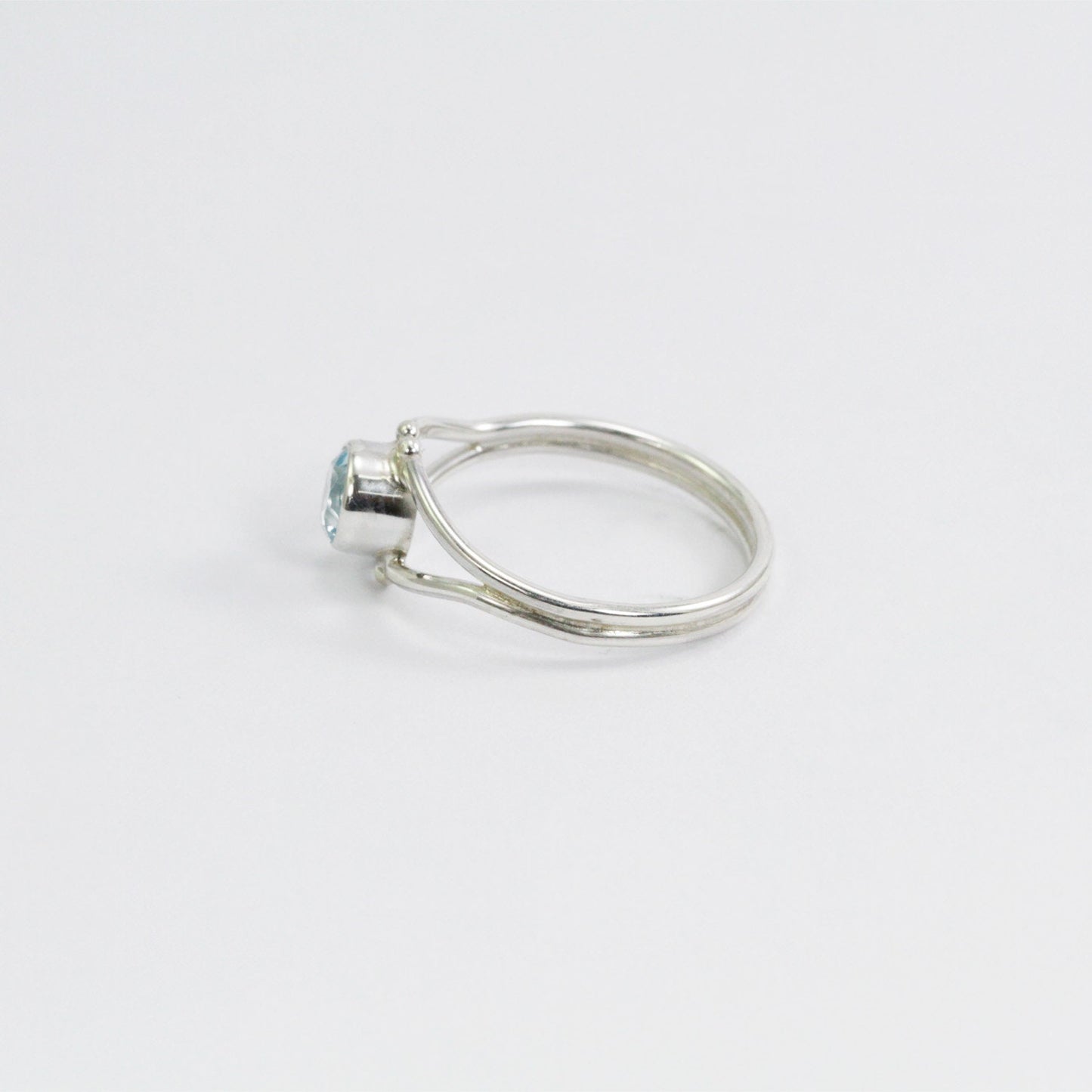 split shank ring 925 sterling silver with genuine round sky blue topaz