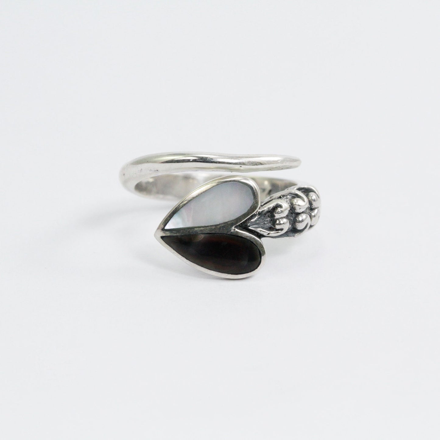 bypass ring 925 sterling silver decorated with natural black and white shell heart shape
