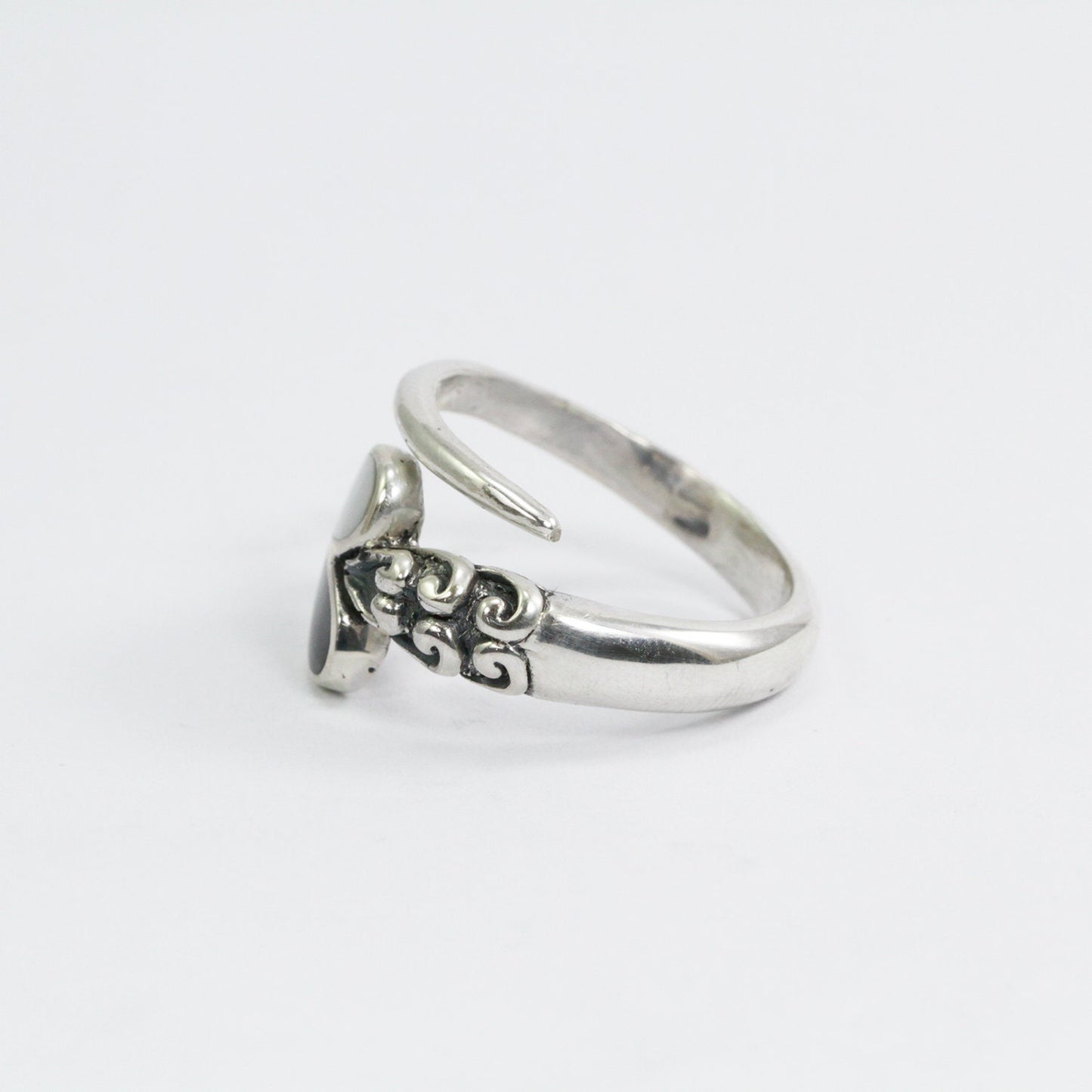 bypass ring 925 sterling silver decorated with natural black and white shell heart shape