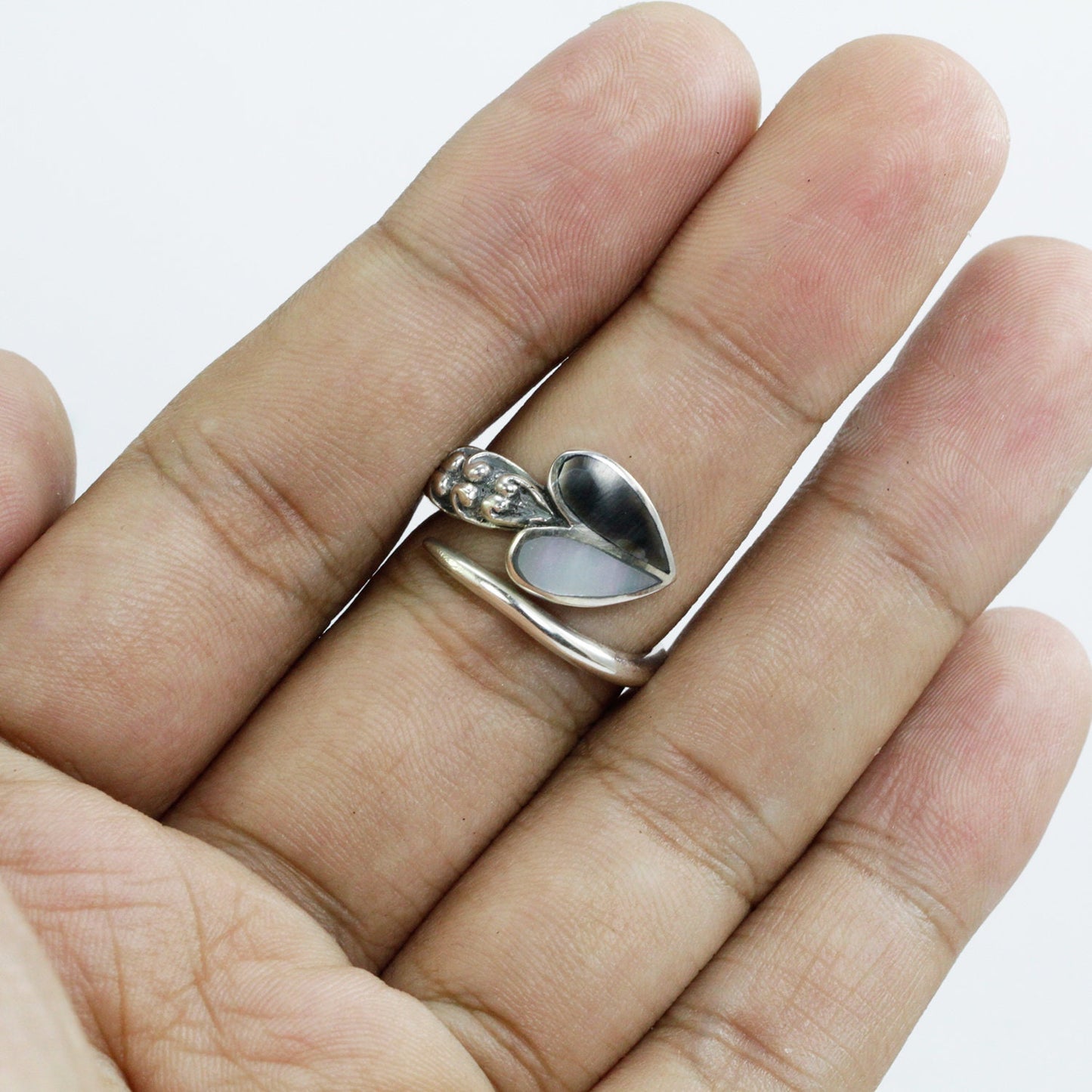 bypass ring 925 sterling silver decorated with natural black and white shell heart shape