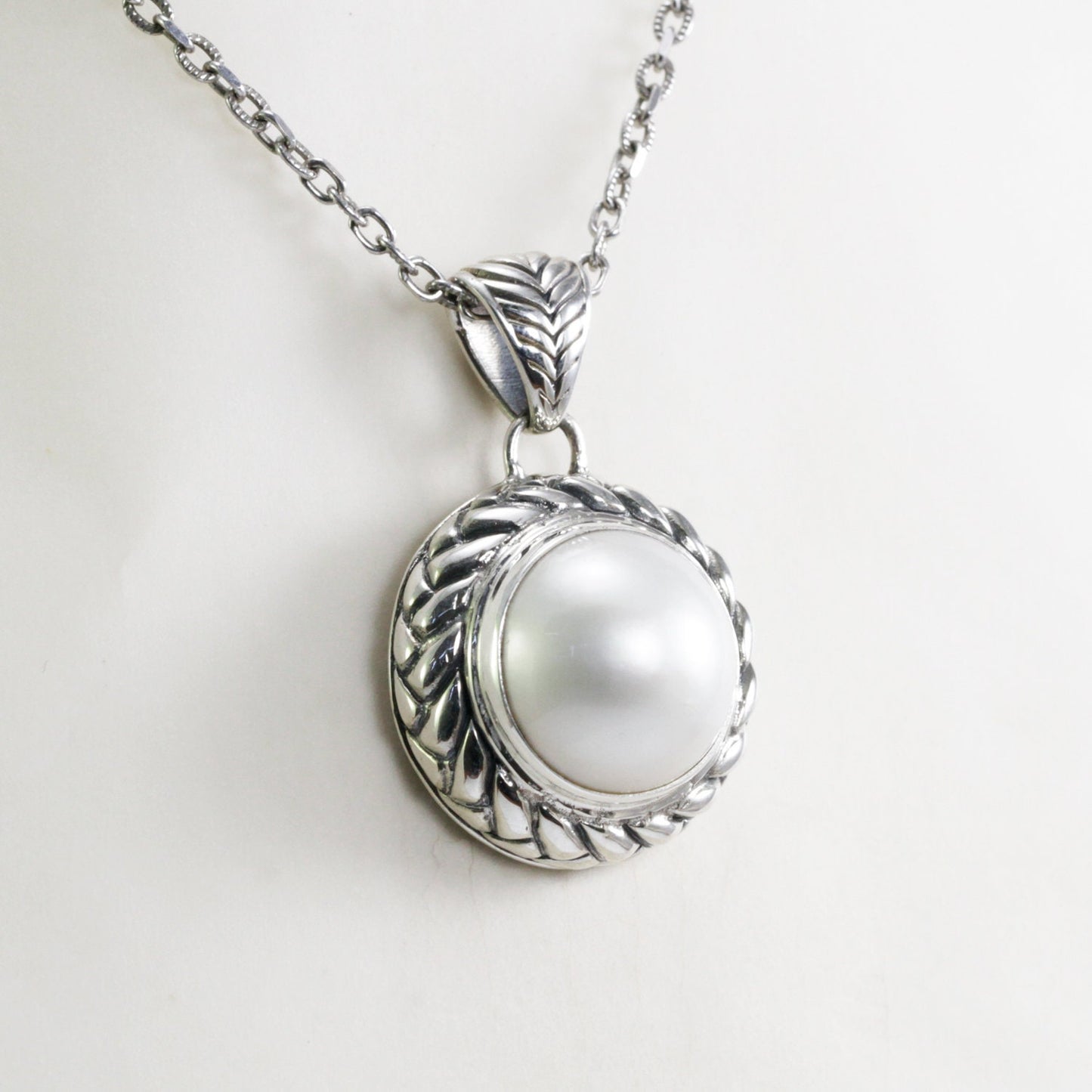 white mabe pearl pendant necklace 14 mm in 925 sterling silver decorated with cable ornament,