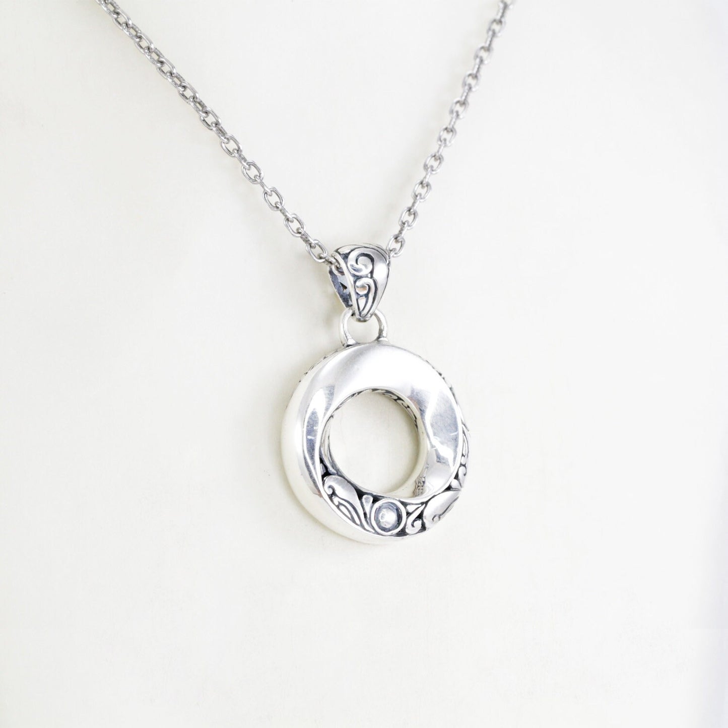 infinity pendant necklace 925 sterling silver spiral shape decorated with Balinese art inspired ornament