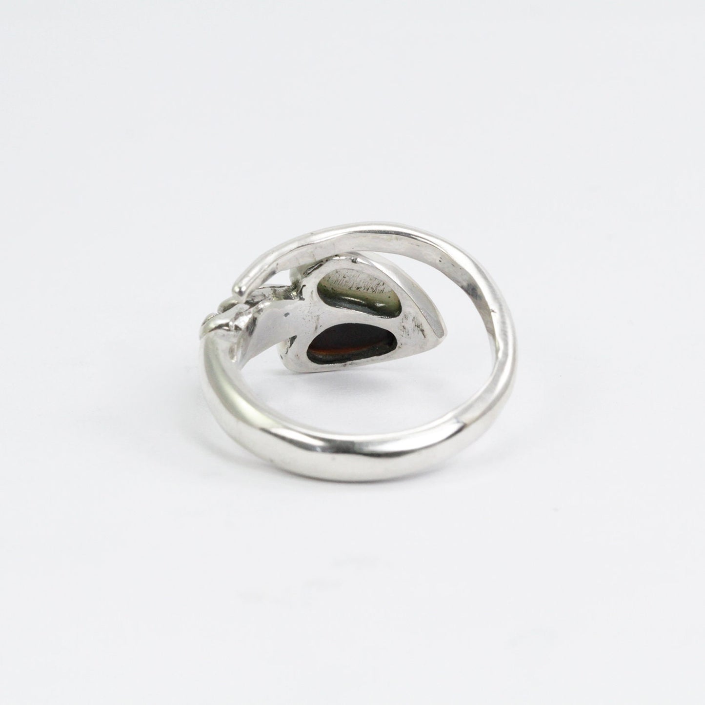 bypass ring 925 sterling silver decorated with natural black and white shell heart shape