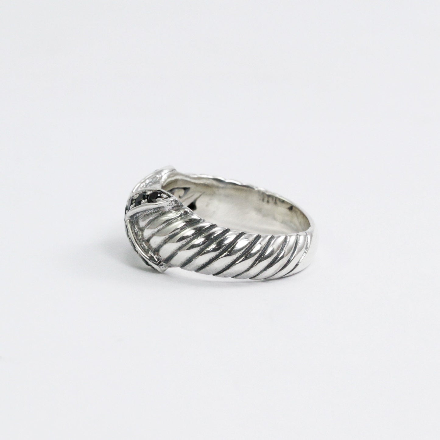 black stone ring 925 sterling silver decorated with cable shank style
