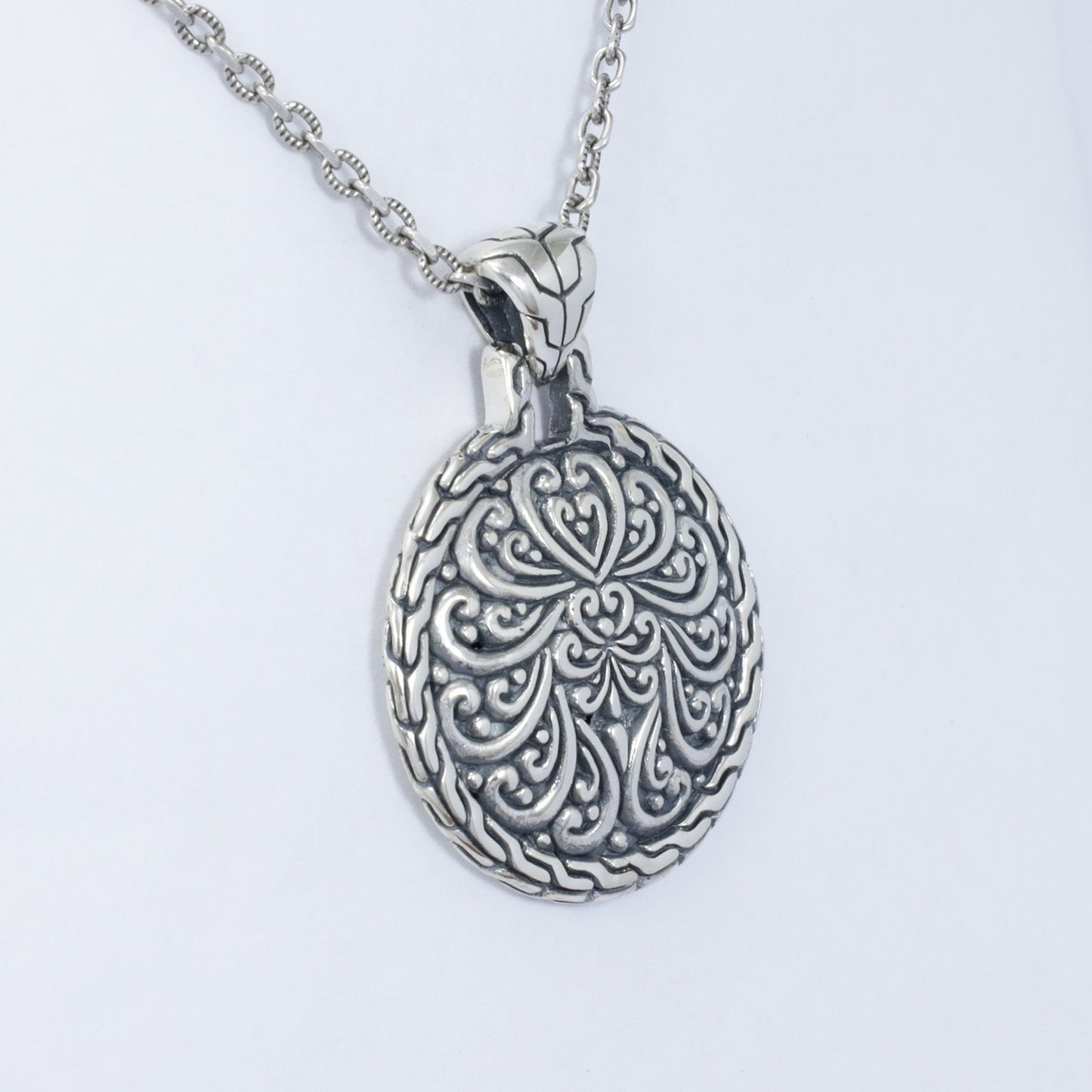 round pendant 925 sterling silver decorated with Bali inspired filigree ornament