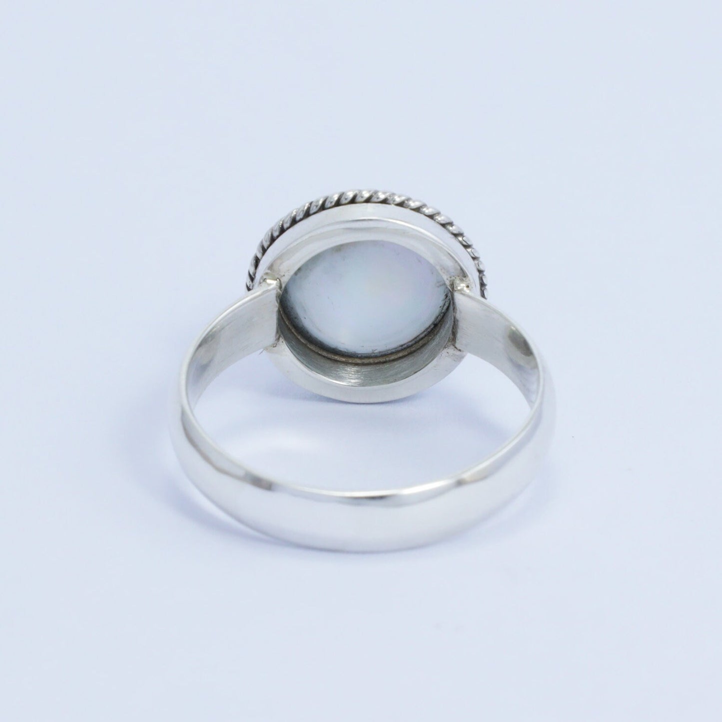Round blue mabe pearl ring 925 sterling silver decorated with cable edge ornament
