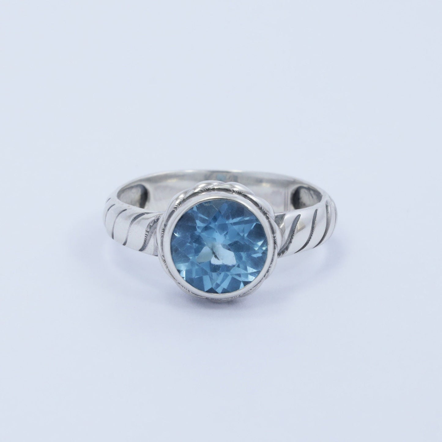 round blue topaz ring 925 sterling silver decorated with cable style ornament