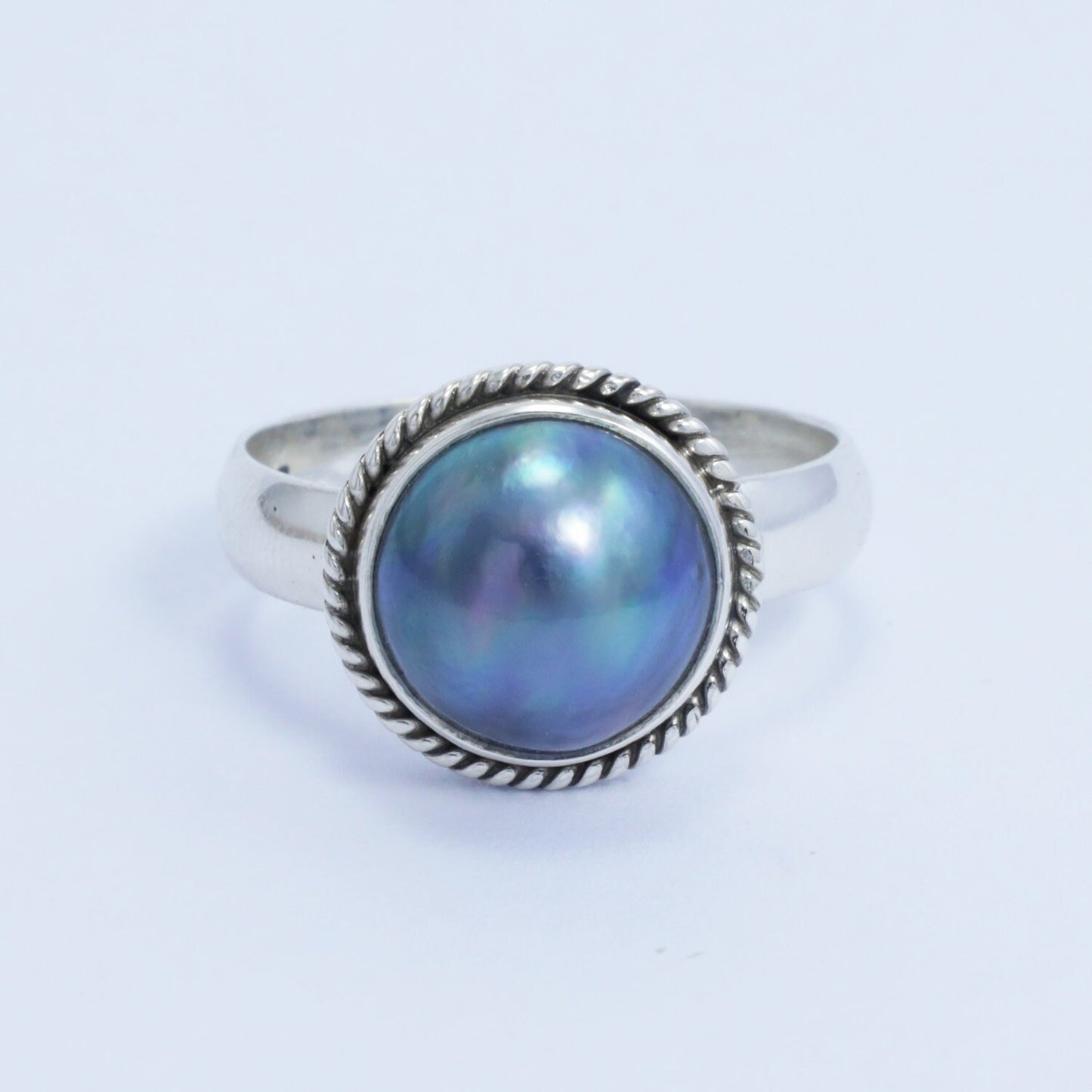 Round blue mabe pearl ring 925 sterling silver decorated with cable edge ornament