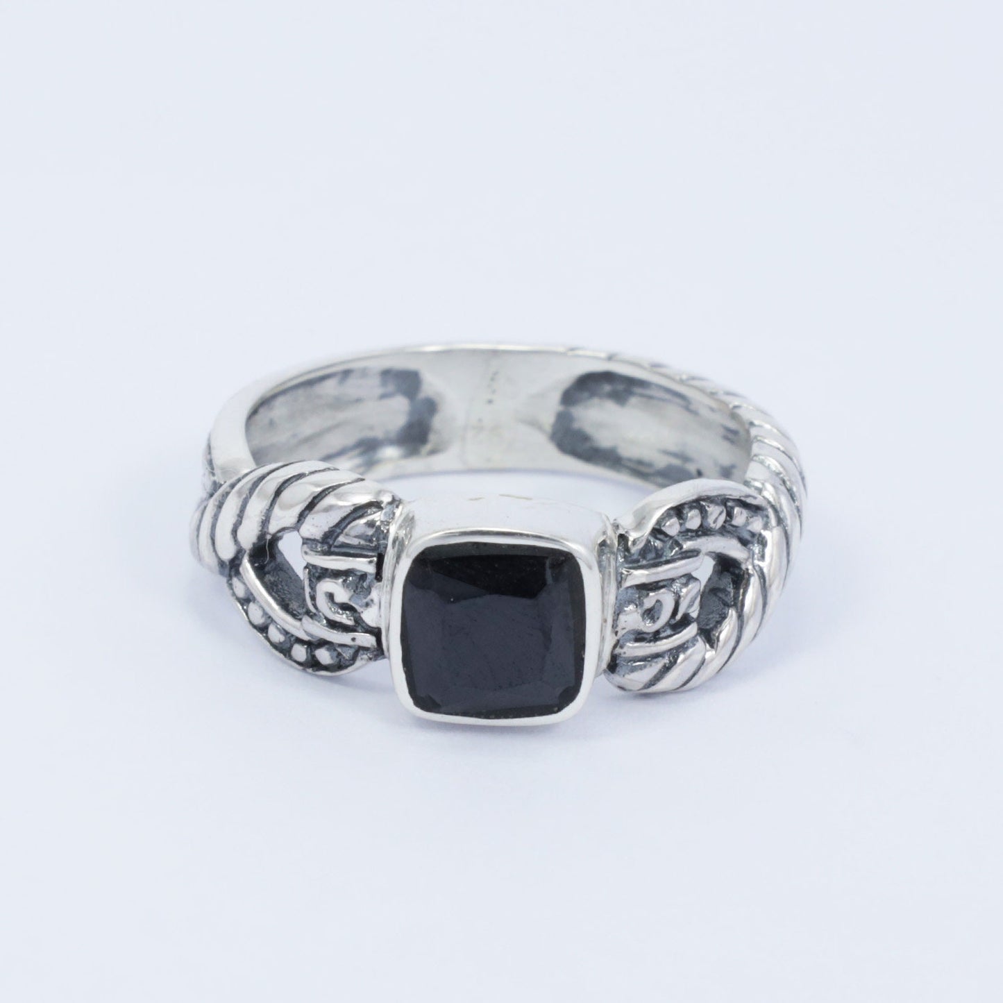 Onyx ring 925 sterling silver decorated with with cable style ornament