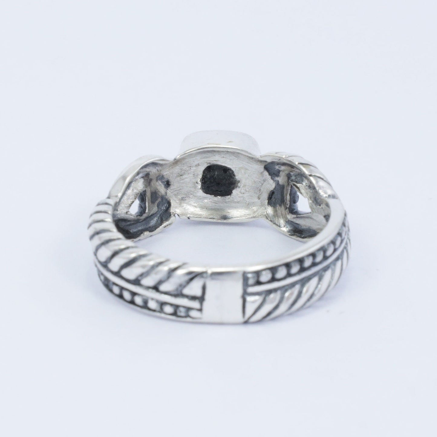 Onyx ring 925 sterling silver decorated with with cable style ornament