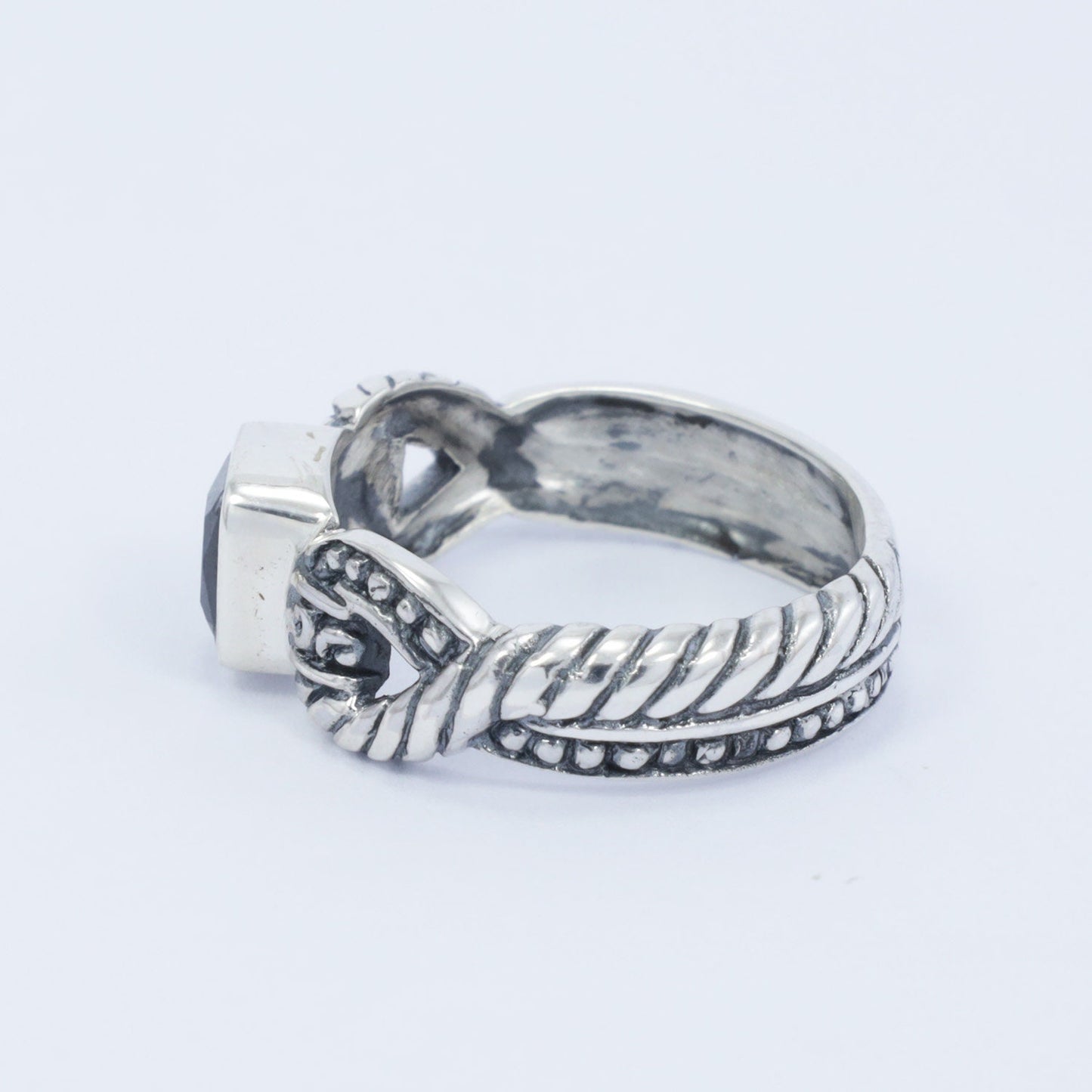 Onyx ring 925 sterling silver decorated with with cable style ornament