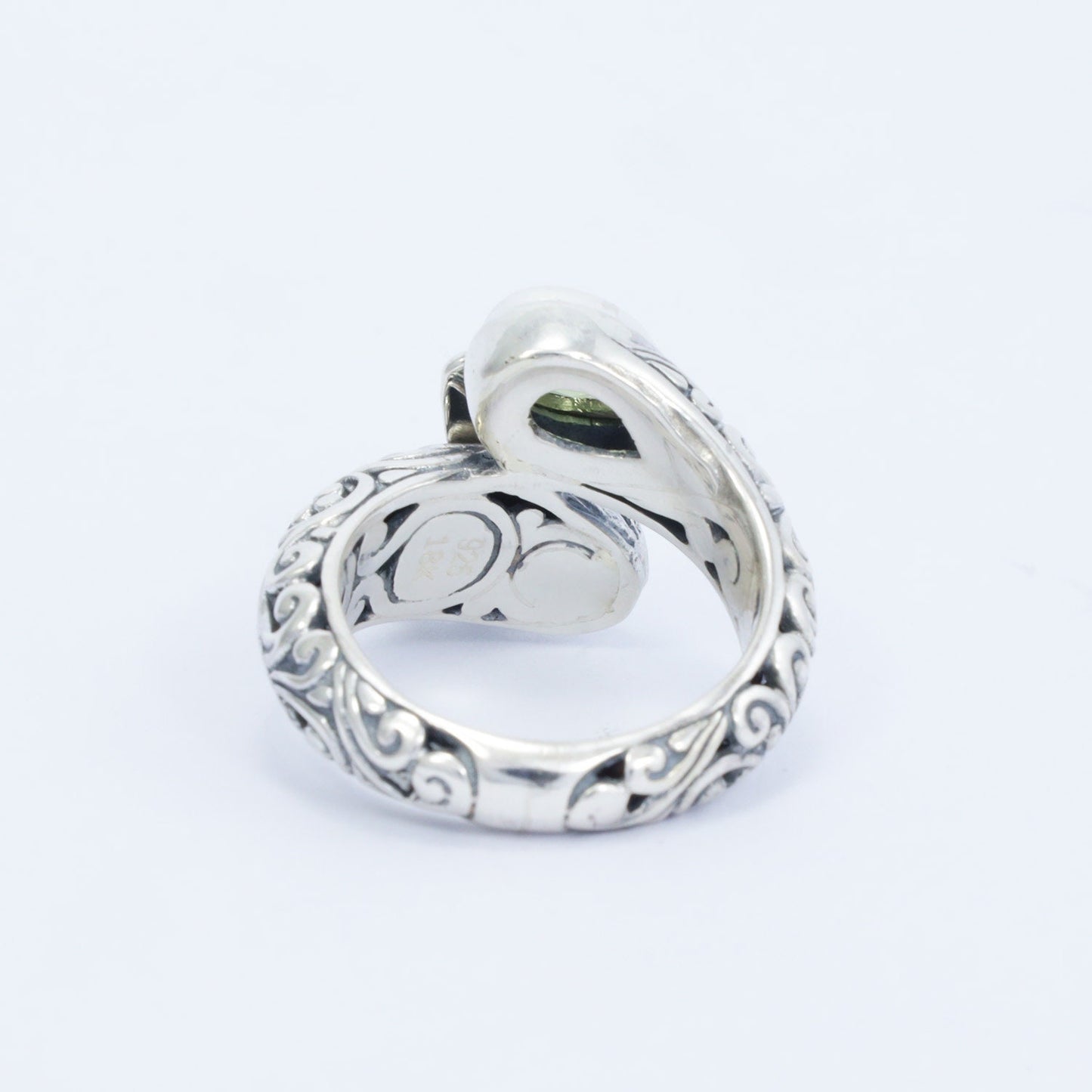 bypass ring with dragonfly and peridot set in 925 sterling silver and 18K yellow gold decorated with swirl filigree ornament