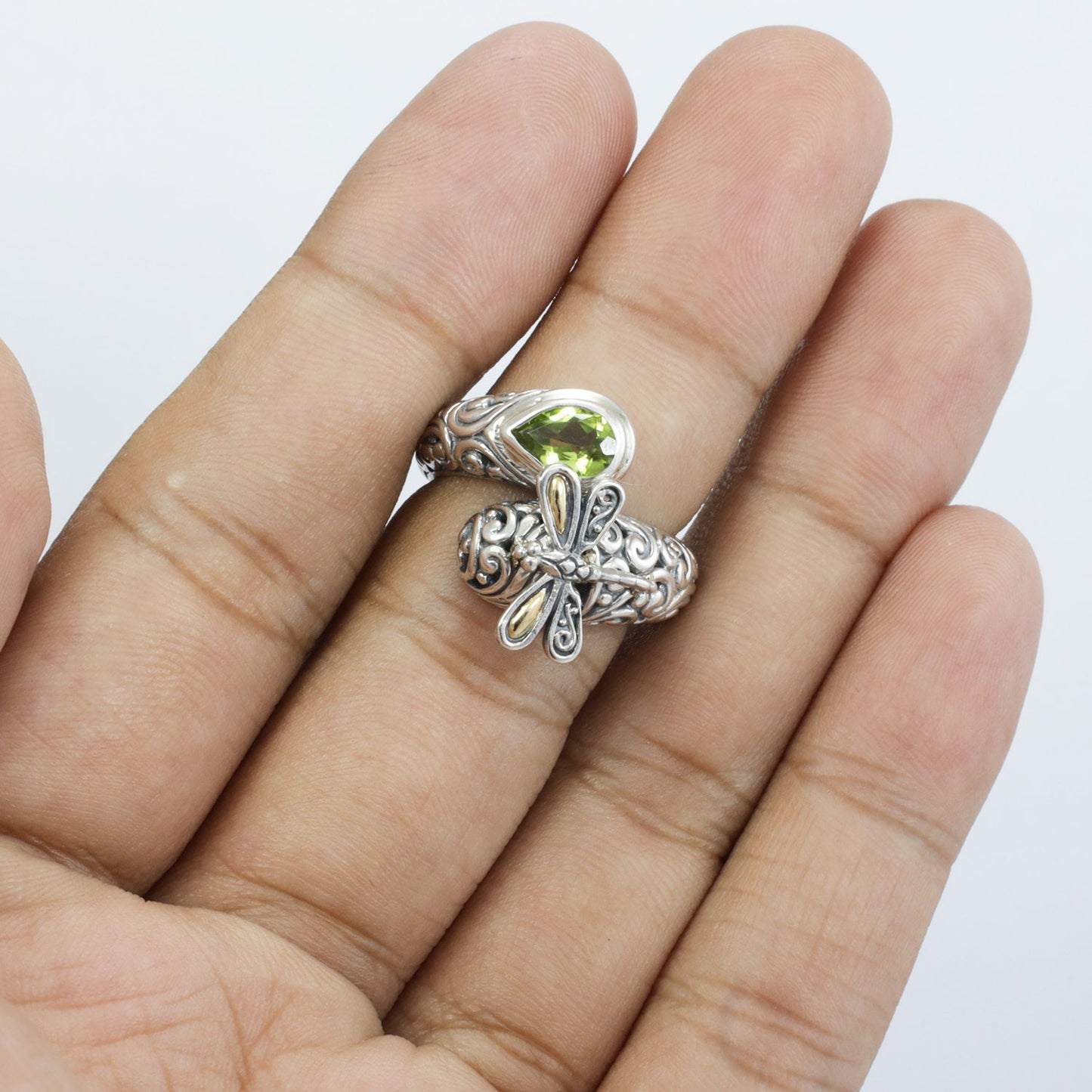 bypass ring with dragonfly and peridot set in 925 sterling silver and 18K yellow gold decorated with swirl filigree ornament