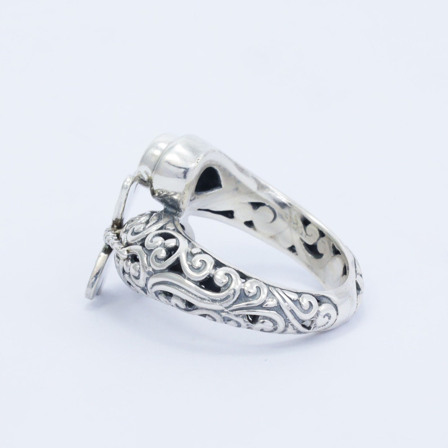 bypass ring with dragonfly and peridot set in 925 sterling silver and 18K yellow gold decorated with swirl filigree ornament