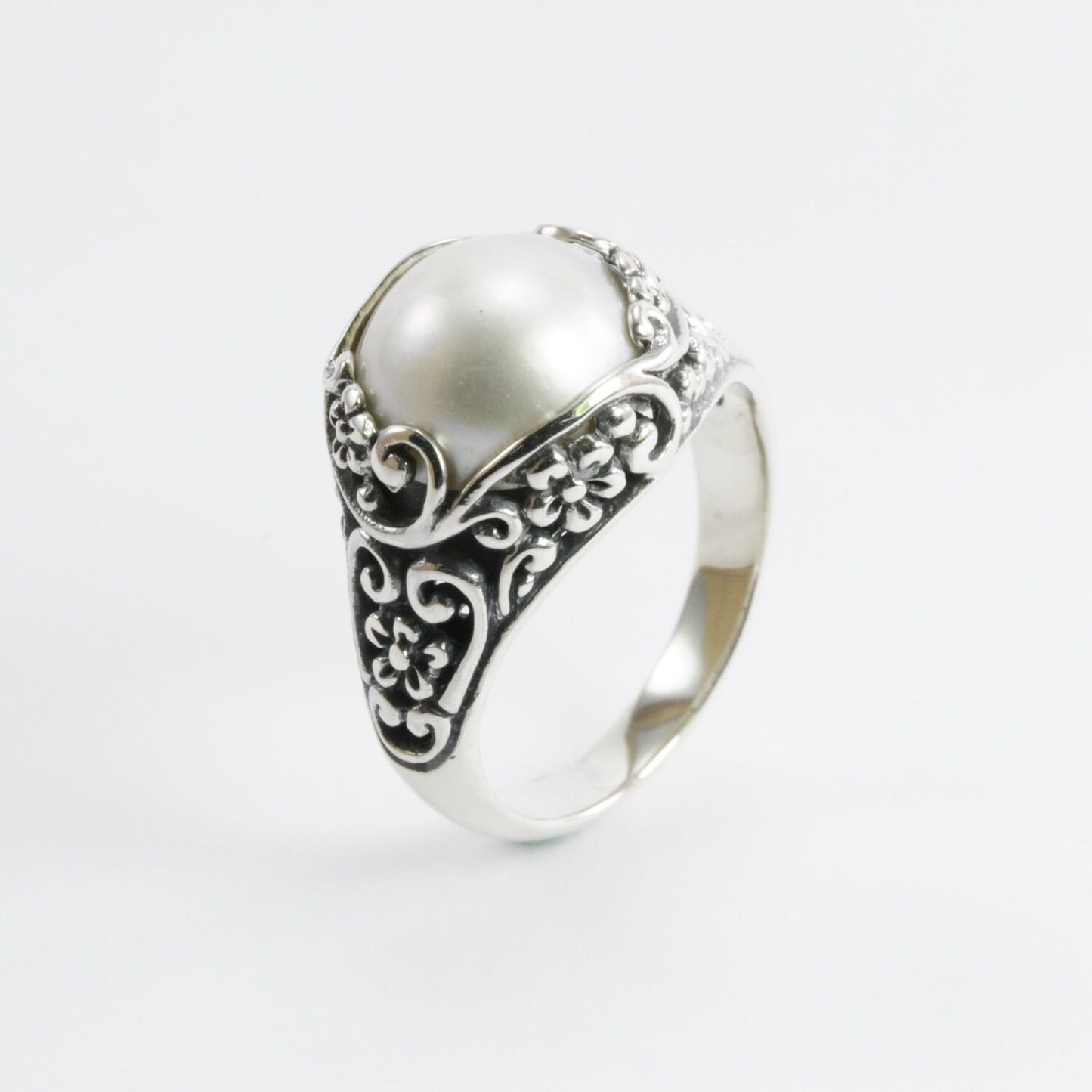 Lovely white Mabe pearl ring decorated with Nature florist art carving 925 sterling silver, flower ring with mabe pearl
