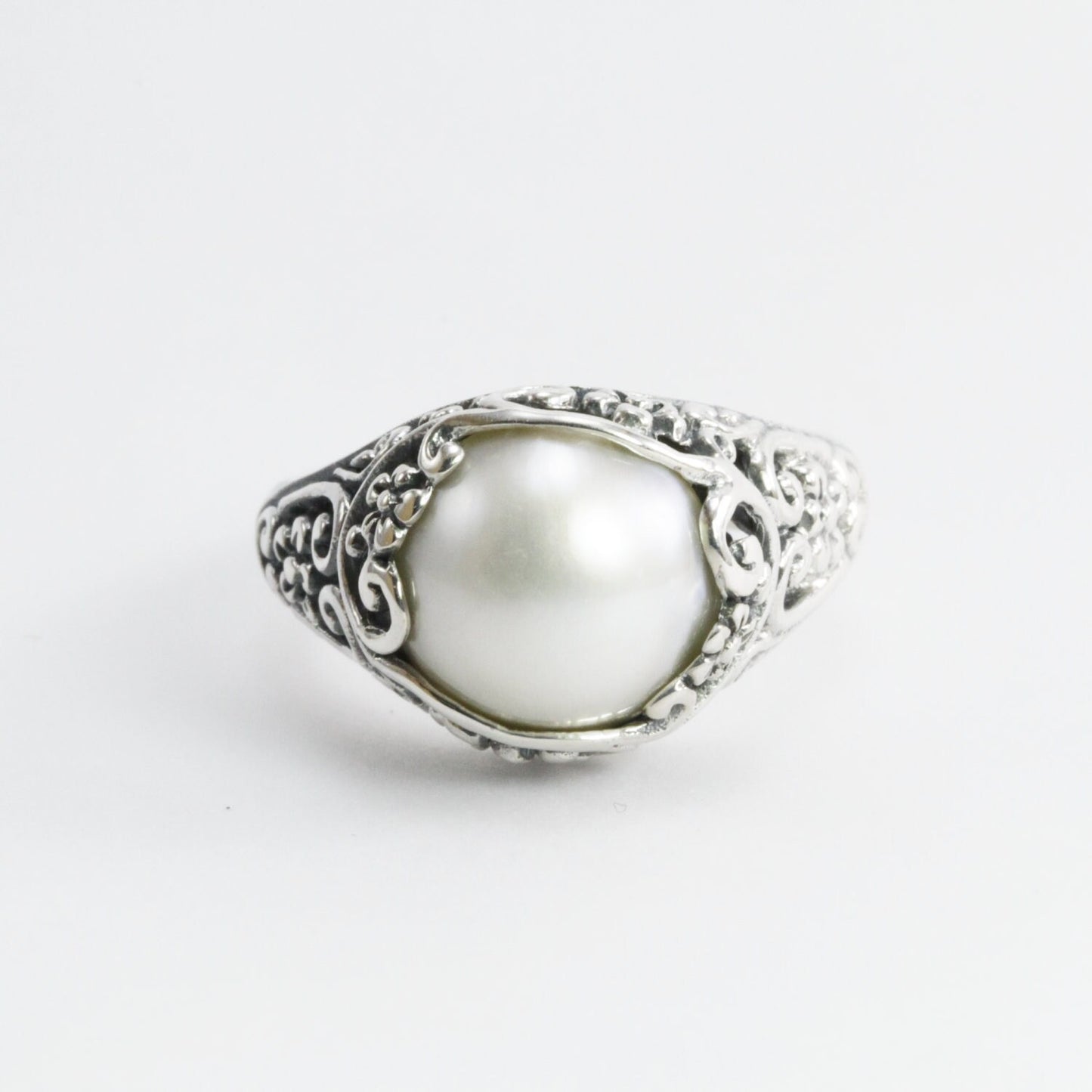 Lovely white Mabe pearl ring decorated with Nature florist art carving 925 sterling silver, flower ring with mabe pearl