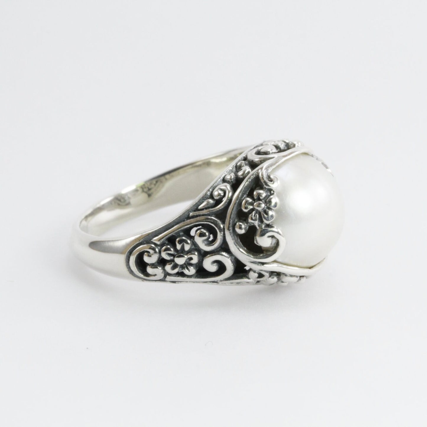 Lovely white Mabe pearl ring decorated with Nature florist art carving 925 sterling silver, flower ring with mabe pearl