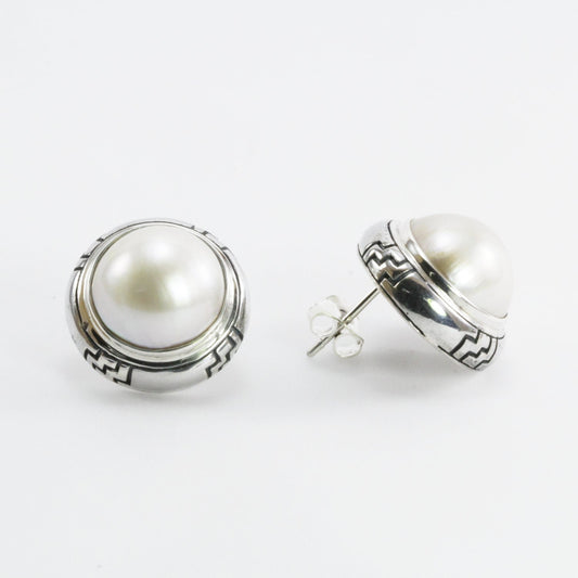 Elegant Round white mabe Pacific ocean pearl stud earrings set in Bali handmade 925 sterling silver decorated with SIMETRICAL art carving