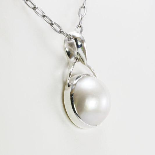 white Mabe pearl set in 925 sterling silver pendant, Pacific Ocean Mabe pearl 14 mm round