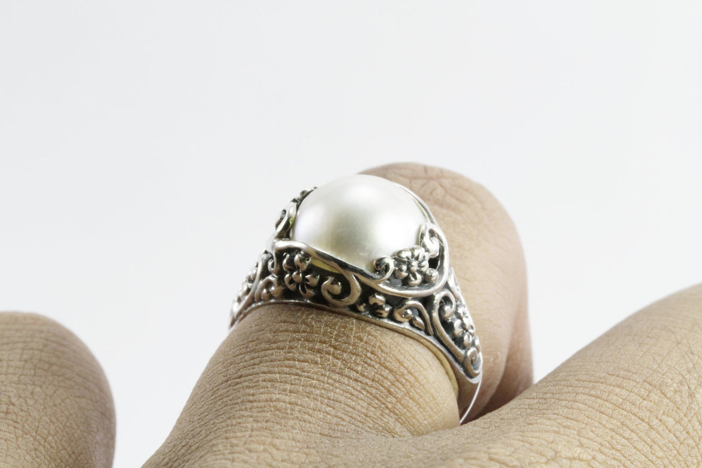 Lovely white Mabe pearl ring decorated with Nature florist art carving 925 sterling silver, flower ring with mabe pearl