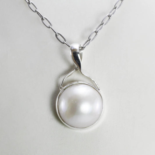 white Mabe pearl set in 925 sterling silver pendant, Pacific Ocean Mabe pearl 14 mm round