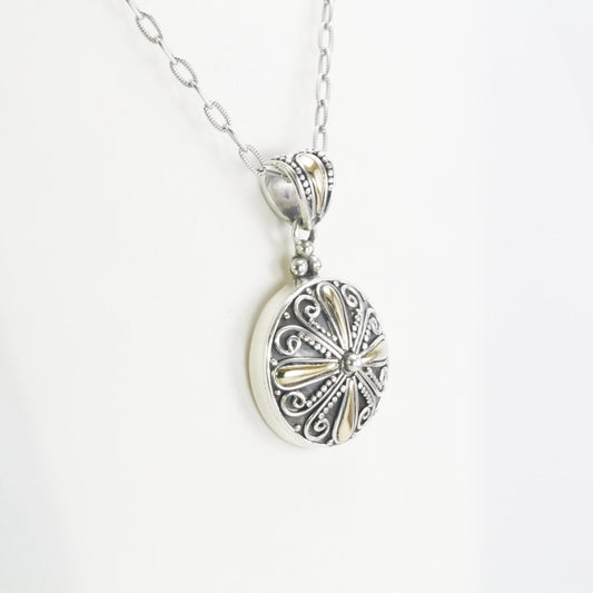 Round pendant 925 sterling silver with Daisy flower filigree art pattern decorated with 18K real Gold