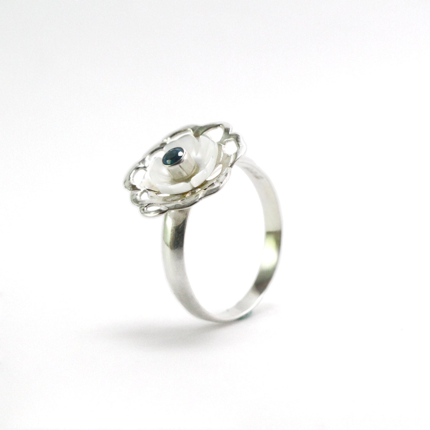 flower ring 925 sterling silver decorated with white shell and genuine blue topaz
