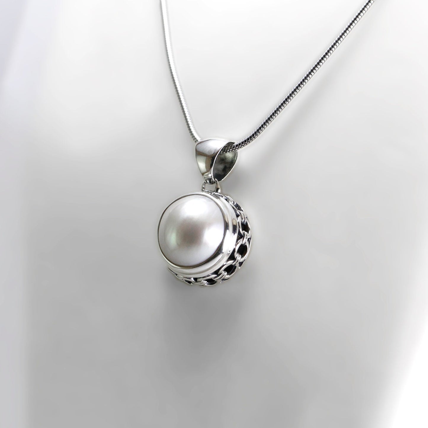 White mabe pearl pendant 13 mm round set in 925 sterling silver decorated with chain carving edge