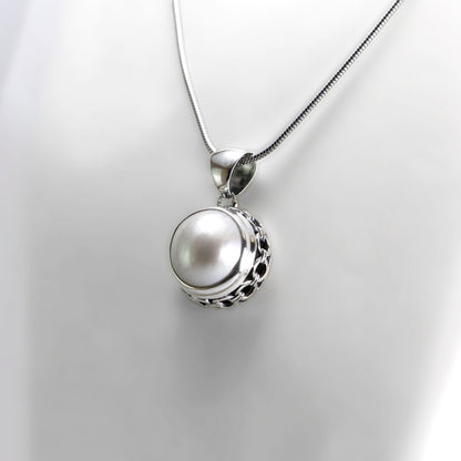 White mabe pearl pendant 13 mm round set in 925 sterling silver decorated with chain carving edge