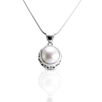 White mabe pearl pendant 13 mm round set in 925 sterling silver decorated with chain carving edge