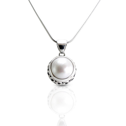 White mabe pearl pendant 13 mm round set in 925 sterling silver decorated with chain carving edge