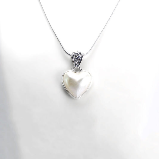 heart shape white Mabe pearl set in 925 sterling silver pendant necklace
